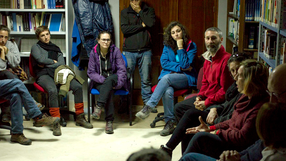 Charla después de la proyección del documental Demain en el pueblo de Quentar. Foto: GET.