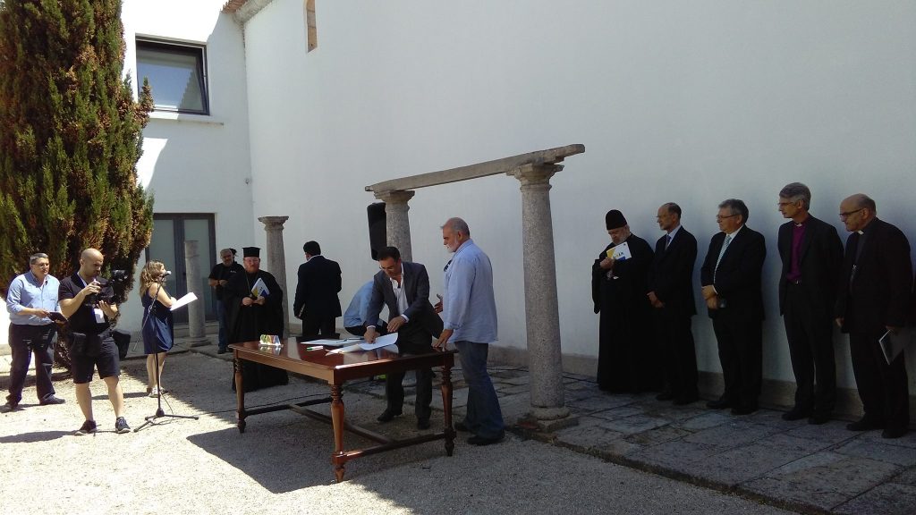 Representantes políticos y religiosos firmando la Carta de Gaia