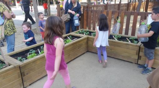 Juntándose los niños de Cardedeu para regar el jardín comunitario