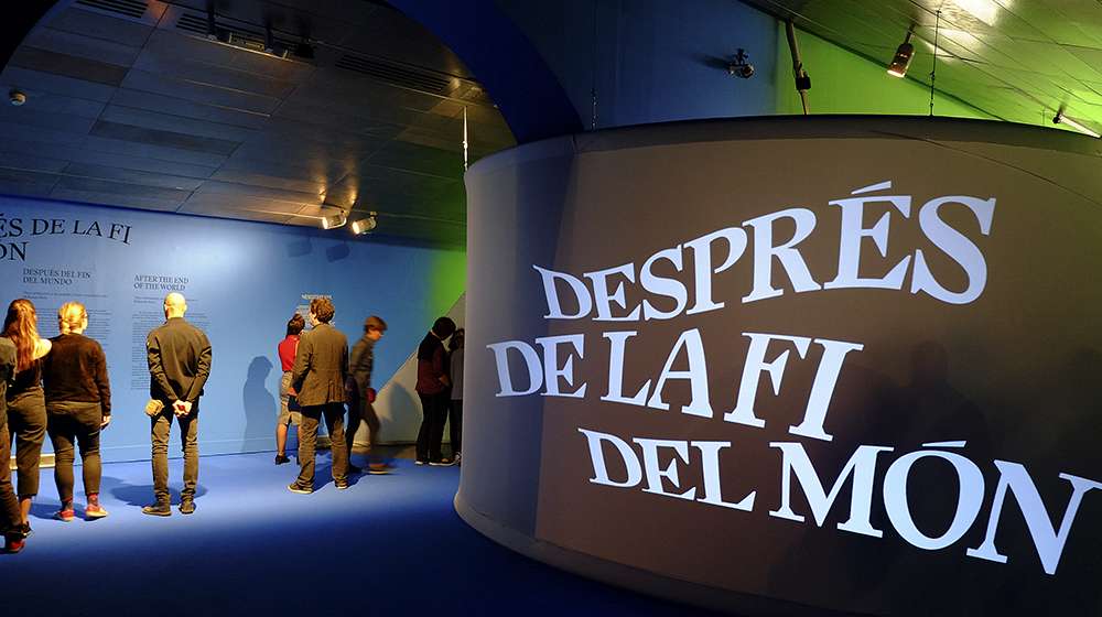 Inicio de la exposición DESPUÉS DEL FIN DEL MUNDO, en el CCCB.