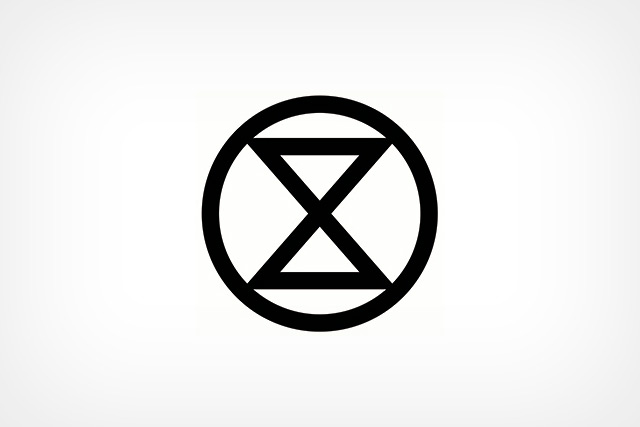 Extintion Rebellion: El reloj de arena vacío indica que el tiempo para la esperanza ha acabado, es momento de actuar.